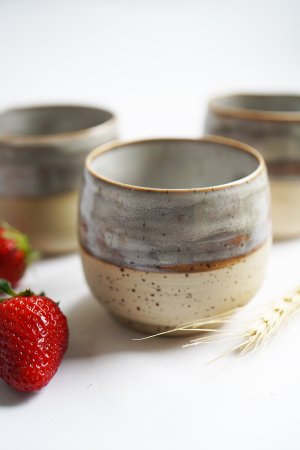 Preview: Handgetöpferte graublaubraune Keramik Mocca Kaffee Becher